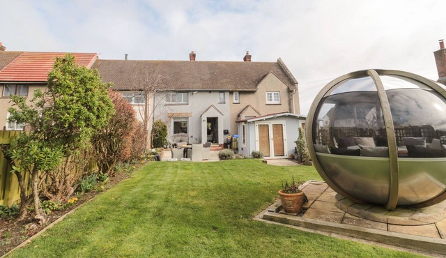 COAST COTTAGE, pet friendly, character holiday cottage in Bamburgh
