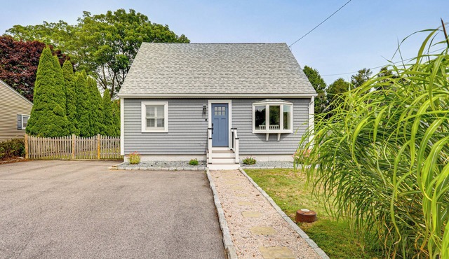 Coastal Charmer < 1 Mi to South Kingstown Beach