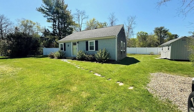 Coastal Cottage in Pocasset - 0.5 mile to beach