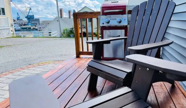 Coastal Cottage - Porch, Grill, Walk to Portsmouth