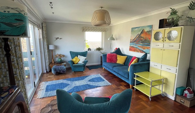 Coastal Mid-Century Sanctuary. 100m to Portobello Beach. Sea Views. Free Parking