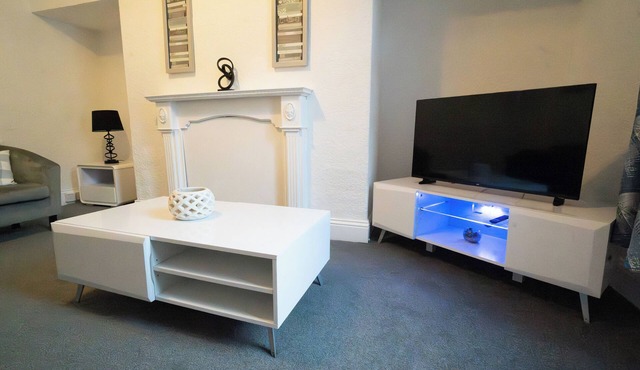 Coastal Retreat for Professionals - 5 mins drive to the beach.