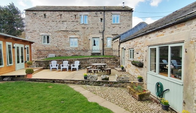 COBBLERS BARN, pet friendly, with hot tub in Mickleton, Teesdale
