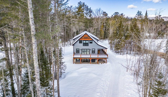 Cobblestone House: 4 BR, 3.5 BA Chalet in Bethel, Sleeps 10