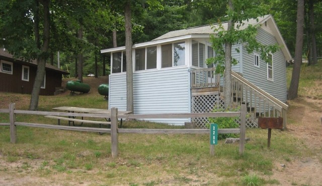 Come stay at our Little Blue cottage on Arbutus Lake - cozy & relaxing
