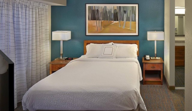 Comfort and Convenience! 4 Cozy Units w/Free Breakfast and Parking!
