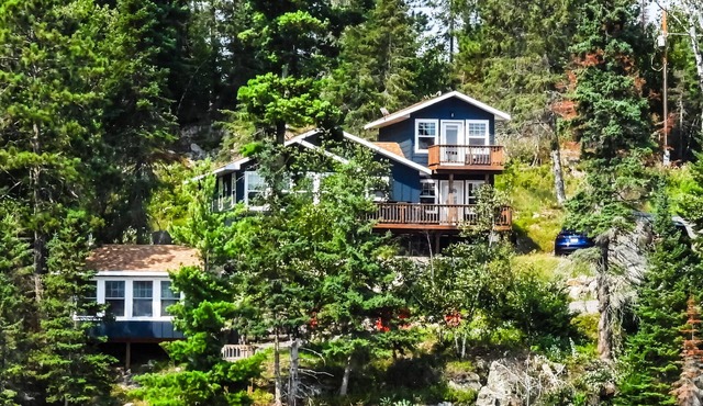 Comfort and Convenience. Family and pet friendly. Close to the action!