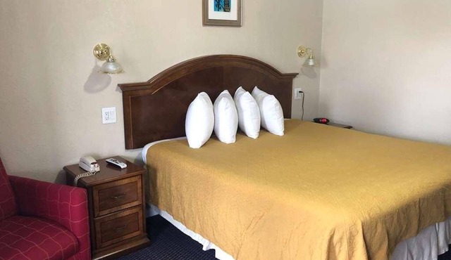Comfort Meets Affordability in Knights Inn Harrisonville! Pet-friendly Property