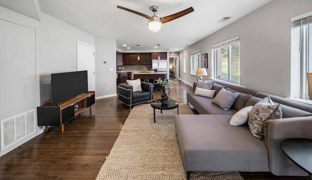 Comfortable 2BR Condo near City Center