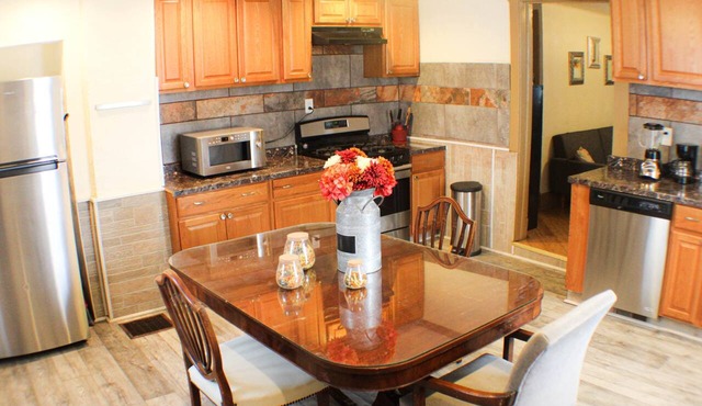 Comfortable Apartment – Pittsburgh's Little Italy!
