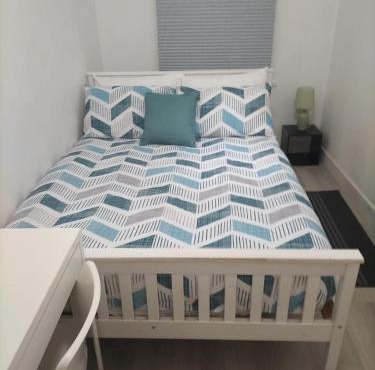 Comfortable Double Bed Located near City Centre, suitable for Contractors Health Care Professionals or long business stays in Coventry or delightful holidays in Coventry or within the West Midlands area Free Wifi Tea and Coffee Provided