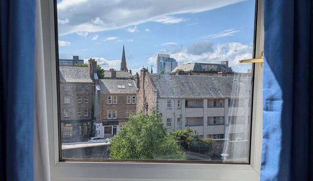 Comfortable Flat located on Pleasance. Easy walking distance from Fringe Venues!