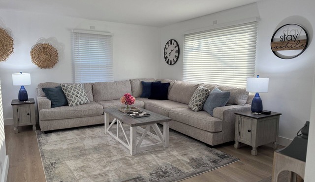 COMFORTABLE ONE STORY: 2 bed 1 bath in town Fortville. Sleeps 4. Newly Remodeled