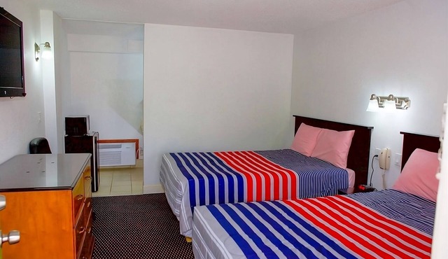Comfortable stay at Knights Inn Harrisonville! Near Lords Park! Free Parking!