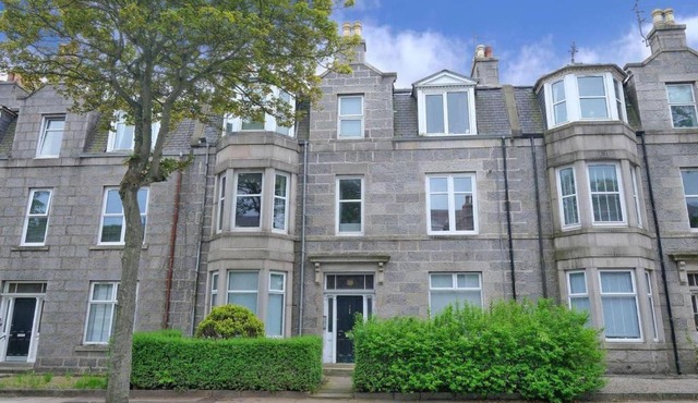 Comfortable West End Flat with Parking Easy Access