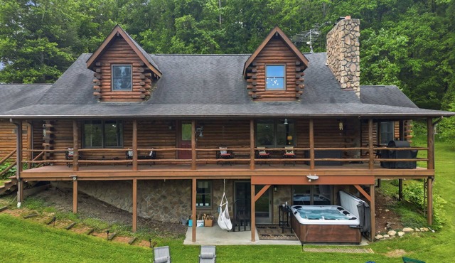 Comfy, Family Friendly, Cabin - Hot Tub, Fishing, Hiking, Wildlife Great Views!