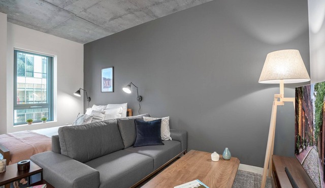 Comfy Kendall Square Studio w/Gym, walk to MIT by Blueground