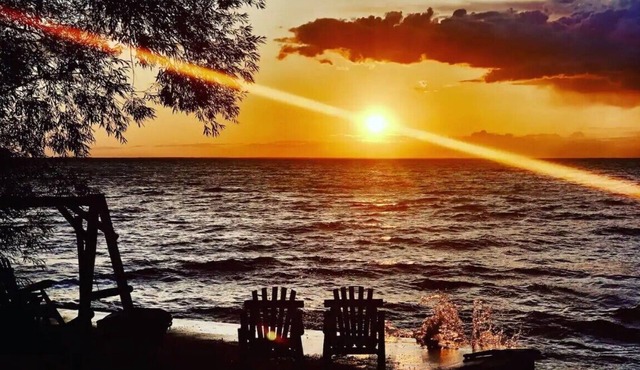 Condo w/water access. Short drive to Green Bay and Sturgeon Bay/Door County