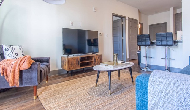 Contemporary 1BR Suite | Pool, Parking + Gym C