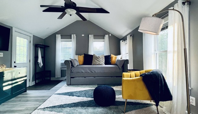 Contemporary cottage minutes from the heart of town!