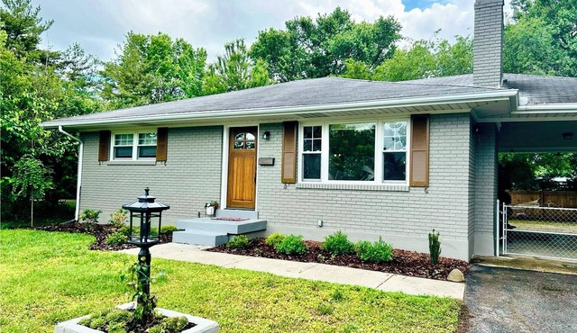 Contemporary Derby Rental w/Private Driveway 15 Min to the Track. Pets Welcome!