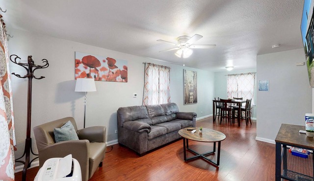 Convenient One bedroom with king bed near DIA