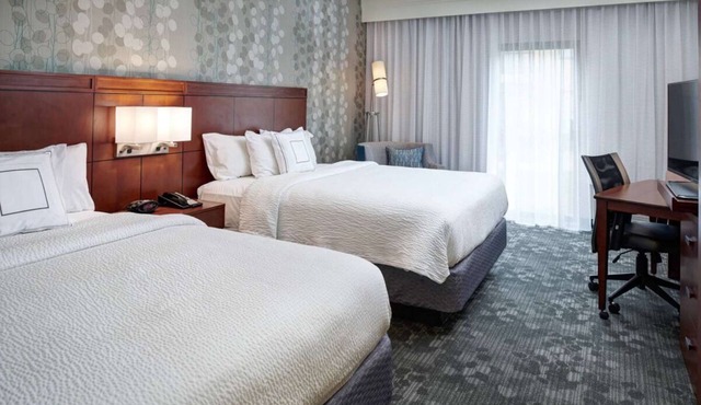 Convenient Stay, Superb Location! 3 Relaxing Units, Pets Allowed, Indoor Pool!