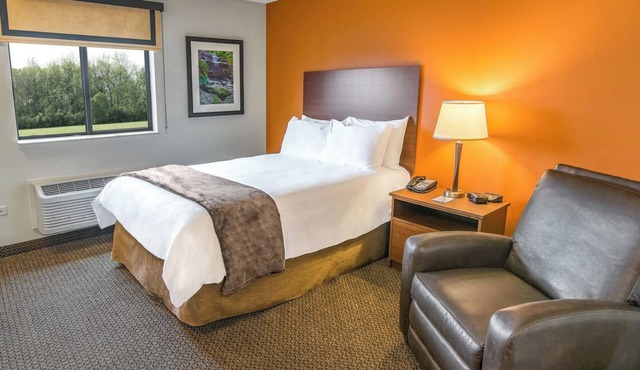 Cook Your Way in This Cozy Unit Near Falls Park – Stunning Nature Only 3.9 Miles