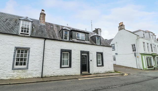 CORNER COTTAGE, family friendly, with open fire in New Galloway