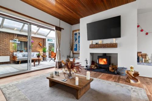 Corner View - Welcoming family home with conservatory