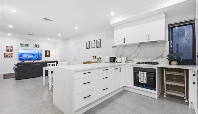 Corporate Entire House 3Walk to Curtin University