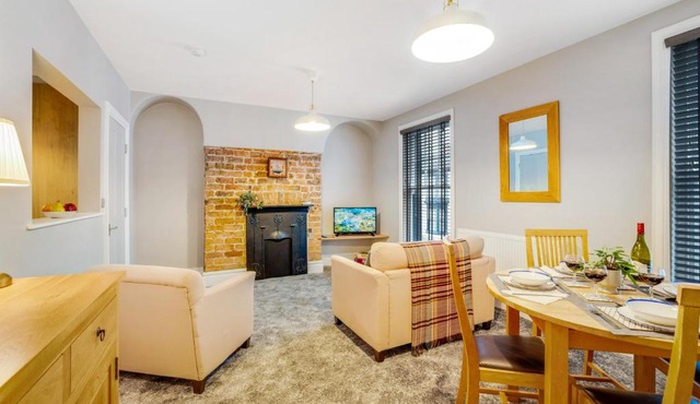 Cosy 1BR Retreat Direct Trains to London By Stay With Us