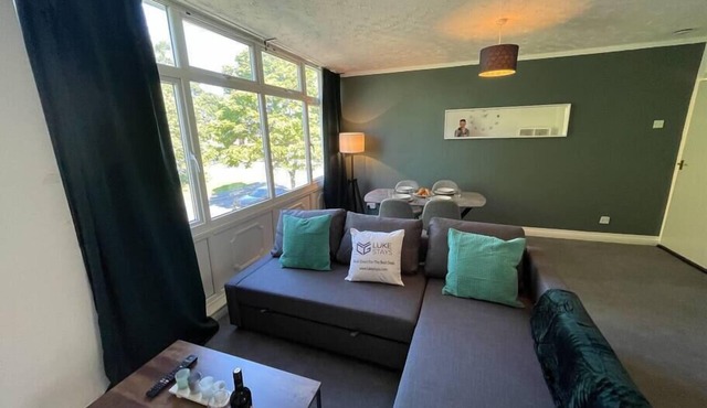 Cosy 2 Bed Apt- Wifi- Yard- Nr Park-Nr Stadium