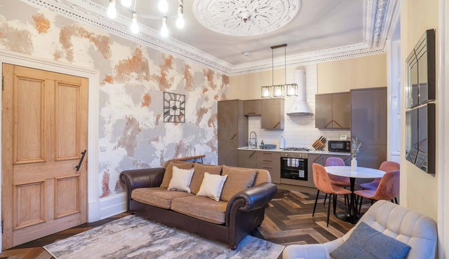 Cosy 2-Bed Flat with Free Parking-by Holiday Homes