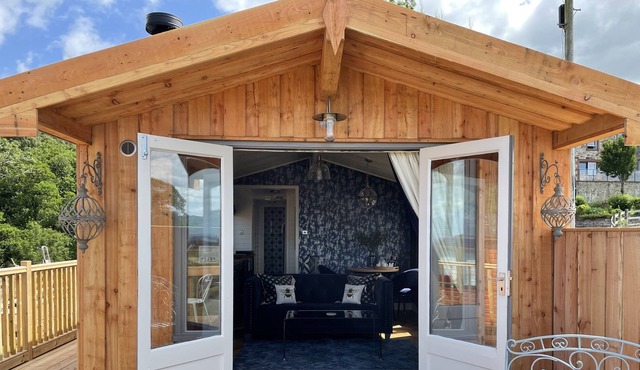 Cosy Lodge with Private Hot Tub in Tottergill Farm