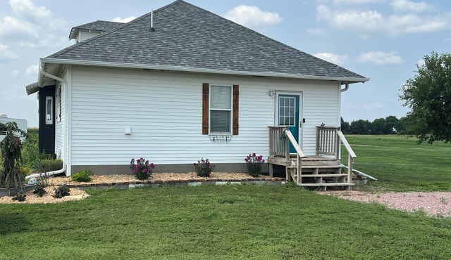 Cottage @ 359th - Cozy Updated Farmhouse in the Middle of a Hunting Hotspot