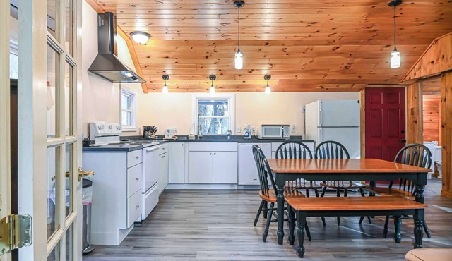Cottage by the Pond – The Perfect Cozy Escape!
