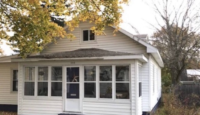 Cottage Just 2 Blocks to Beach and Town