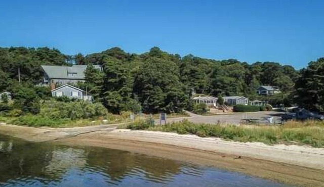 Cottage on Large Pond Access to Bass River Updated Interior AC Wifi Dog Friendly