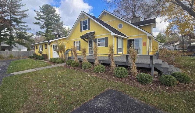 Cottage on the canal to Burt Lake with large patio and space for boat