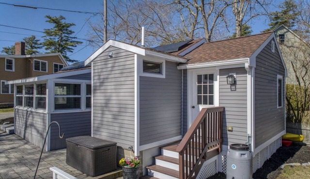 Cottage on the Lake with AC, WiFi, parking - Long term rental, pets OK