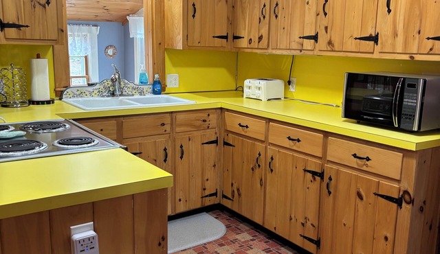 Cottage one mile from long and short sands beaches in a quiet neighborhood