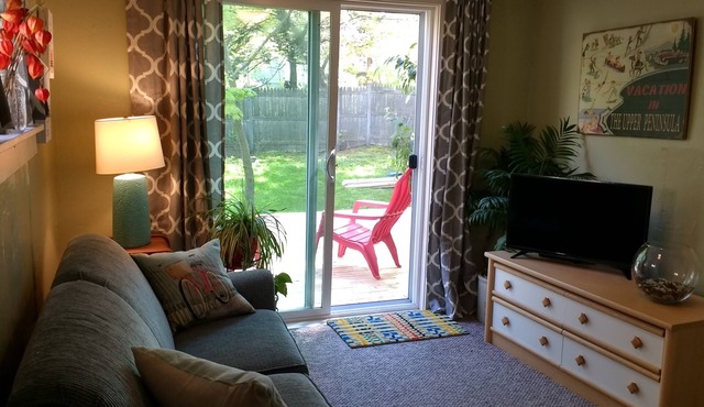 Cottage retreat 1/2 block to beach & bike path! Includes 2 bikes. Bring the dog!