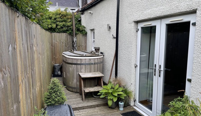 Cottage sleeps 4 with private hot tub. Edinburgh festival less than 1hr away.