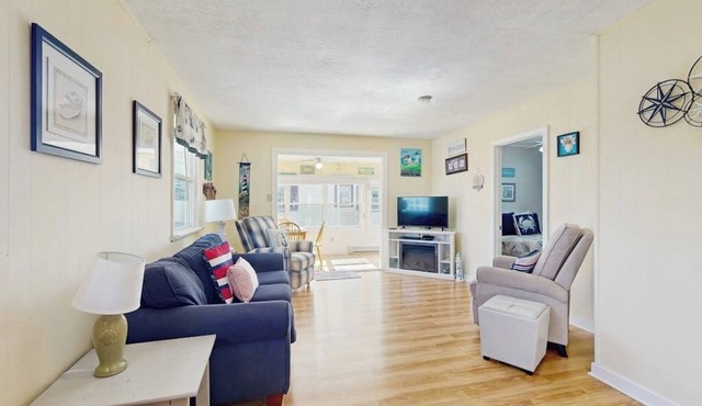 Cottage with deck & sunroom - steps to Long Sands Beach