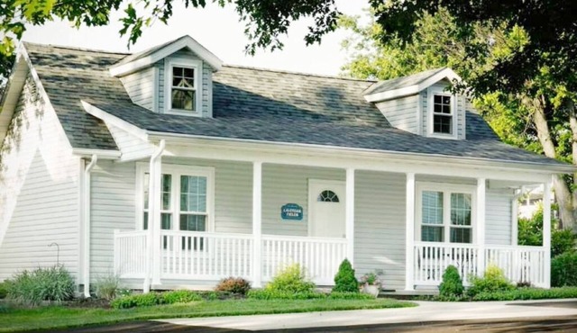 Cottage with jacuzzi, Downtown Berlin Ohio