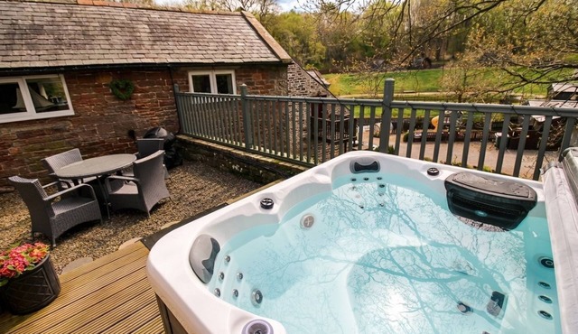 Cottage with private hot tub overlooking fishing lake sleeping 4