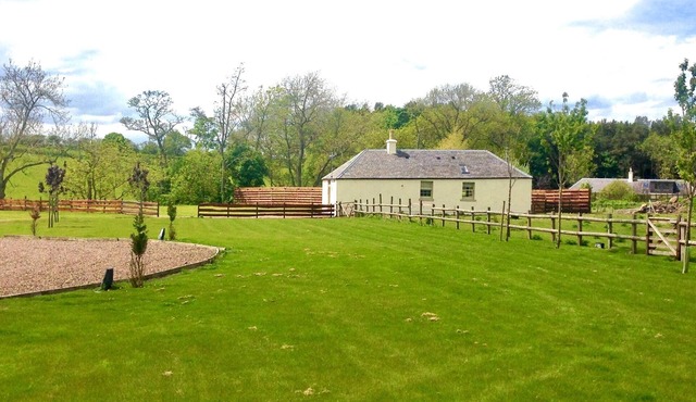 Country Cottage Sleeps 3 with Garden and Parking