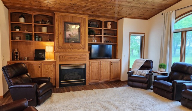 Country Home Sleeps 6 Adults, Lg Living & Kitchen Fire Pit, Crow River Winery