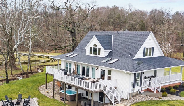 Country Home with Hot Tub, Fire Pit, for 10 Guests!